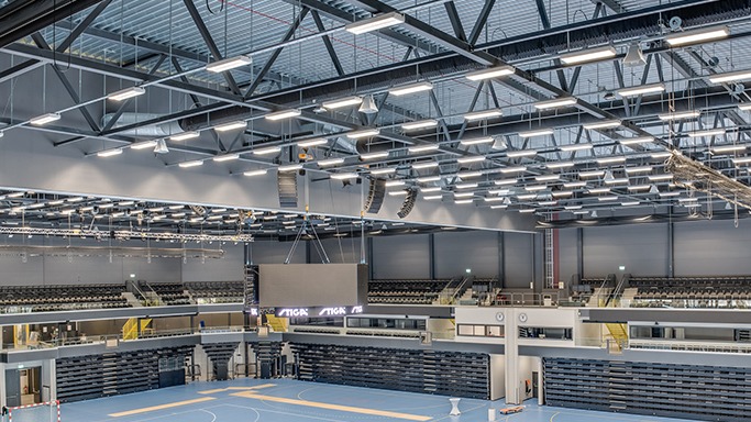 内马尔从中场跑回禁区开门球，结果队友直接开大脚让他无语